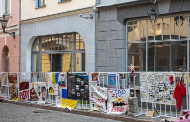 Estonya, Tallinn - 21 Temmuz 2022: Çitler, Pikk Caddesi 'ndeki Rus Büyükelçiliği önünde protesto afişleri ve Ukrain afişleriyle asılıyor. 