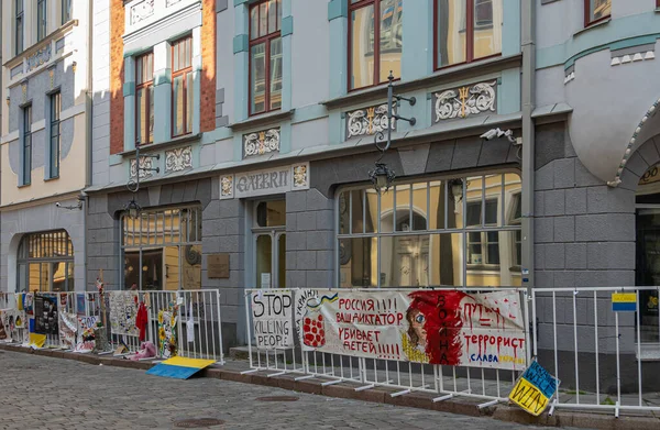 爱沙尼亚 2022年7月21日 在Pikk街的俄罗斯大使馆前悬挂抗议海报 声援乌克兰语标语 — 图库照片
