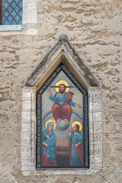 エストニア タリン 7月21 2022 あなたの行動について最高の裁判官としてキリスト教の神を描いたタウンホールの北側のファサードのニッチでカラフルな宗教画 ドイツ語の文章 — ストック写真