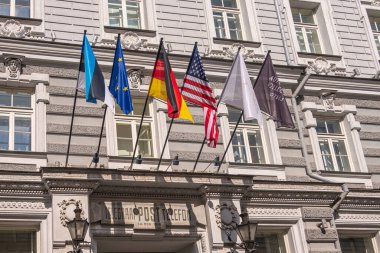 Estonya, Tallinn - 21 Temmuz 2022: Venes Caddesi 'ndeki Telegraaf Oteli' nin girişinde 6 Bayrağın Kapanışı. 