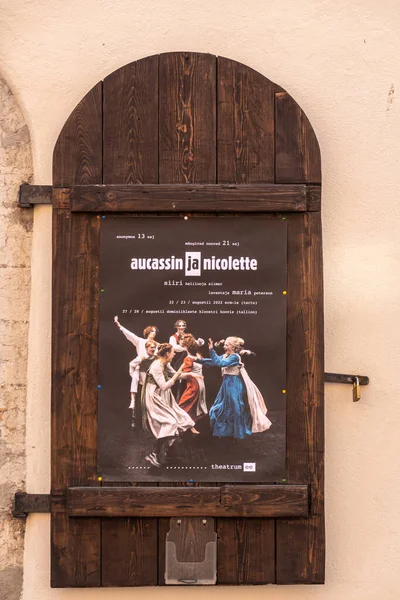 爱沙尼亚 2022年7月21日 在维尼街的普莱姆大楼的棕色门剧场制作彩色海报 海报上有跳舞的女性 — 图库照片