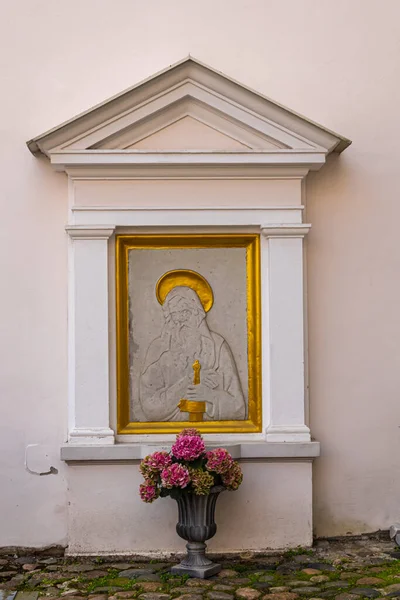 爱沙尼亚 2022年7月21日 圣彼得和圣保罗大教堂 保尔壁画的布景 金相框 庭院正面有粉红色的花朵 — 图库照片