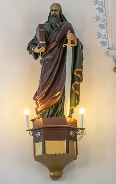 爱沙尼亚 2022年7月21日 圣彼得和圣保罗大教堂内 光秃秃的圣保罗塑像 用他的书和剑顶着残破的白墙和两盏蜡烛灯 — 图库照片