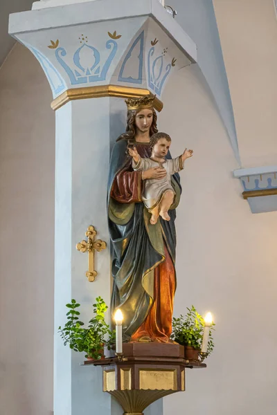 爱沙尼亚 2022年7月21日 圣彼得和圣保罗大教堂内 圣母玛利亚和圣婴耶稣圣母像的布景 靠底有绿叶的柱子 — 图库照片