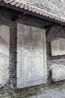 Estonya, Tallinn - 21 Temmuz 2022: Tarihi ve yıkık St. Catharine Dominik Manastırı Kilisesi. Sokakta sergilenen büyük antik çimento gri çeliği