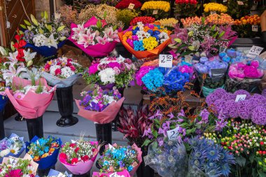Estonya, Tallinn - 21 Temmuz 2022: Viru caddesi boyunca pazarda çeşitli renkte çiçek buketlerinin yakın çekimi. 