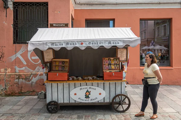 爱沙尼亚 2022年7月21日 女街头小贩从推车上卖杏仁糖 并在Muurivahe街上将她的企业命名为Gourmet Monk — 图库照片