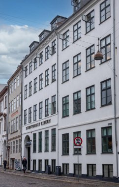 Kopenhag, Danimarka - 23 Temmuz 2022: Scientology Kirken, Church, Nytorv 'da yayaların önünde yer aldığı diğer binalar arasında beyaz cephe