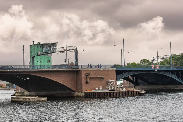 丹麦哥本哈根 2022年7月23日 兰格布罗桥 Langebro Bridge 成为灰色云彩下的绿色控制塔 前面有水 前面有行人 后面的一些绿叶 — 图库照片
