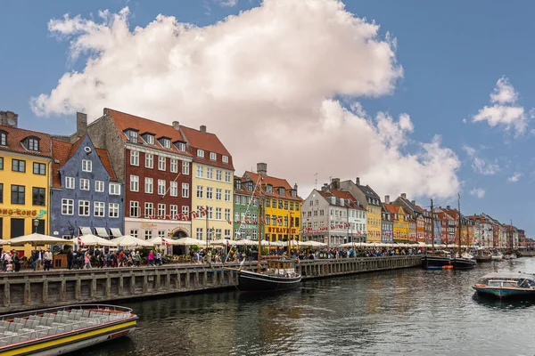 Kopenhaga Dania Lipca 2022 Długi Widok Kolorowe Fasady Rzędów Restauracji — Zdjęcie stockowe