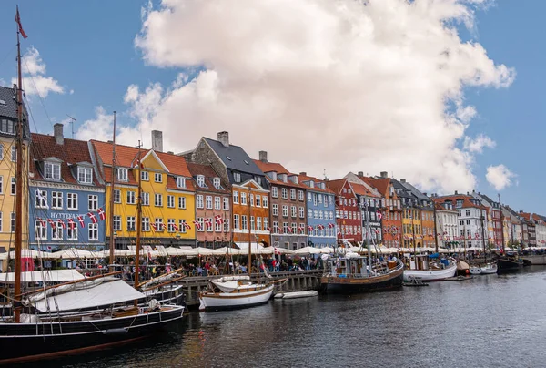 Kopenhaga Dania Lipca 2022 Gęsta Chmura Nad Kolorowymi Fasadami Rzędu — Zdjęcie stockowe