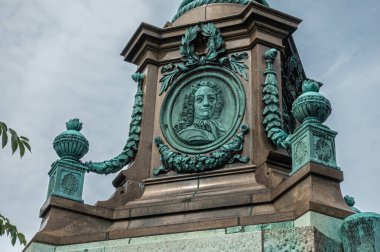 Kopenhag, Danimarka - 24 Temmuz 2022: Ivar Huitfeldt Sütunları. Amirallerin altındaki bronz duvar heykeli Langelinie Park 'taki açık mavi gökyüzünün altındaki kahverengi taş sütun..