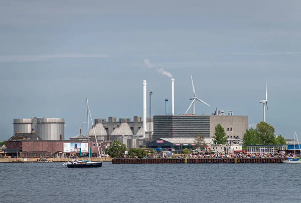丹麦哥本哈根 2022年7月24日 Biofos公司的废水处理厂 Wastewater Treatment Plant 和Stromma旅游基地位于港口东岸 日光浴者在船坞 — 图库照片