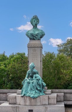 Kopenhag, Danimarka - 24 Temmuz 2022: Kapanış, büyük ve uzun fabrika fabrikası, şimdi limanın doğu yakasında spor ve macera alanı Refshaleoen. Fransa turu reklamı duvarda