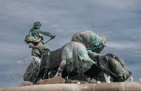 コペンハーゲン デンマーク 2022年7月24日 灰色の青空に対する牛や北欧の女神ゲフジョンを搭載したGefion Foundationの上に大きなブロンズ像の組成 — ストック写真