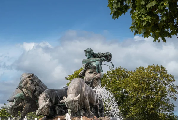 コペンハーゲン デンマーク 2022年7月24日 青い雲に対して牛や北欧の女神ゲフジョンをフィーチャーGefion泉の上に大きなブロンズ像の組成物 緑の葉 — ストック写真
