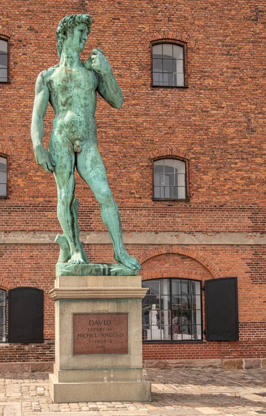 コペンハーゲン デンマーク 2022年7月24日 緑のブロンズデビッド像 コピー 港の西側の採石場にある歴史的な西インド倉庫の赤レンガの壁に対するミケランジェロ — ストック写真