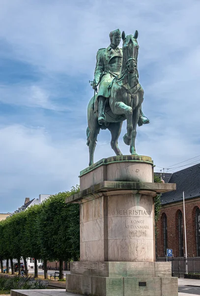 丹麦哥本哈根 2022年7月24日 在蓝色云雾笼罩下的圣安娜广场米色石质基座上的克里斯琴十世马术青铜雕像的封闭 — 图库照片