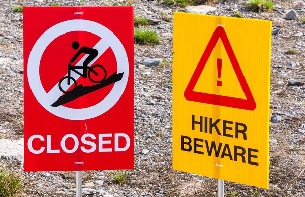 美国阿拉斯加州Girdwood 2011年7月23日 山路上明亮的红色自行车和黄色徒步者警告标志的闭塞 — 图库照片