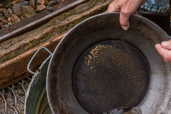 2011年7月26日 エルドラド金鉱山博物館と公園 手は渦巻きと洗浄後に残された金の塵粒子とパンを示しています — ストック写真