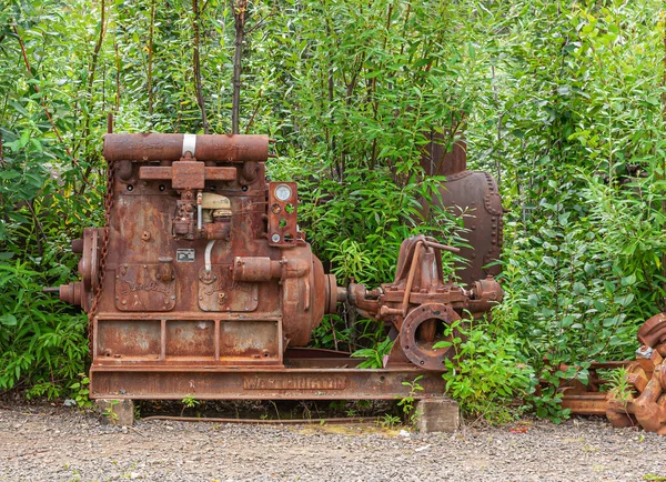 福克斯 美国阿拉斯加 2011年7月26日 Eldorado金矿博物馆和公园 旧的锈蚀金属 大型蒸汽分散机 用于在绿树背景下放置的抛物面微型机 — 图库照片
