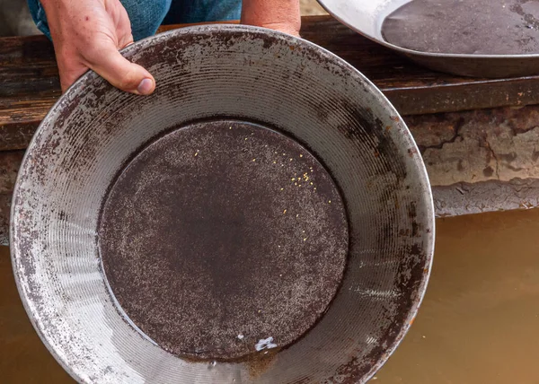 2011年7月26日 エルドラド金鉱山博物館と公園 手は旋回と洗浄後に残されたわずかな金の塵粒子で鍋を示しています — ストック写真
