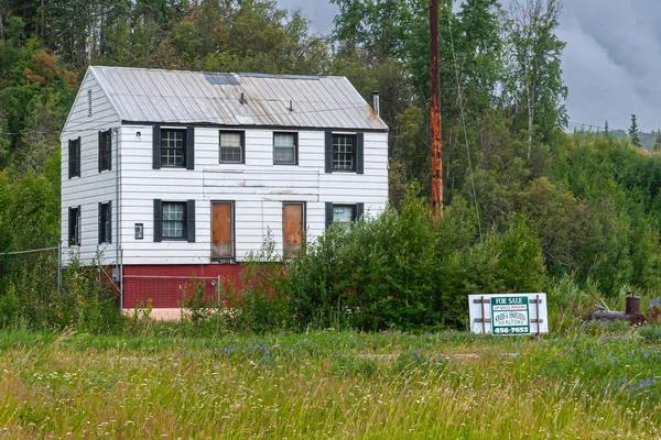 2011年7月26日 アメリカ合衆国アラスカ州ゴールドストリーム市 大規模な白の廃屋が売却され 緑の環境に置かれる 前にサインアップ販売のためのビッグ — ストック写真