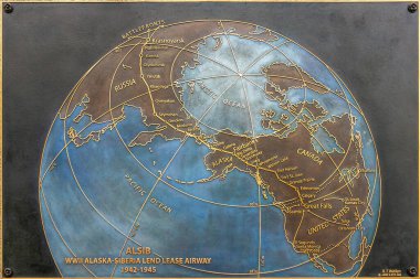 Fairbanks, Alaska, ABD - 27 Temmuz 2011 Alaska Sibirya 2. Dünya Savaşı Anıtı. Michigan 'dan Rusya' ya yapılan uçak seyahatlerini gösteren ilk plaket.