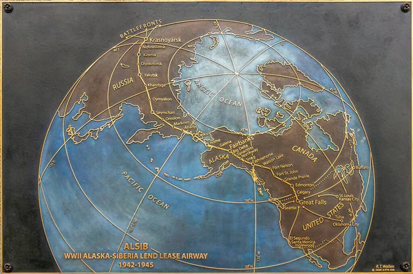 2011年7月27日 アラスカシベリア第二次世界大戦記念碑 ミシガンからロシアへの飛行機旅行を示す最初のプラーク — ストック写真