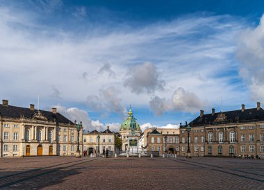 Kopenhag, Danimarka - 13 Eylül 2010: Kraliyet sarayları ve Frederik Kilisesi 'nin yeşil kubbesi ile Amalienborg Çemberi' nin geniş görüşü Kral Frederik V. Blue bulutlu heykelinin arkasında.