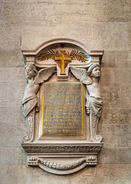丹麦哥本哈根 2010年9月13日 一战纪念馆Epitaph特写在英伦或圣奥尔本斯教堂内 有两名天使 交叉和文字与墙内的米色相对照 — 图库照片