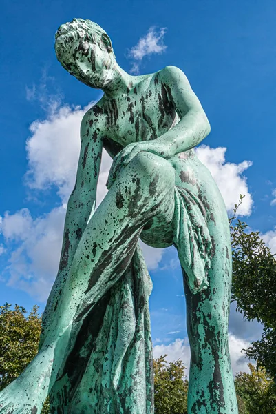 丹麦哥本哈根 2010年9月13日 青铜雕像Efter Badet在蓝云景观下的Langelinie花园的特写 — 图库照片