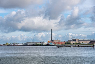 Kopenhag, Danimarka - 13 Eylül 2010: Doğu Hıristiyanlar 'ın liman kıyıları sanayi bacaları, depoları, mavi bulutlar altında tekne ve rıhtımlarla geniş bir alana sahiptir.