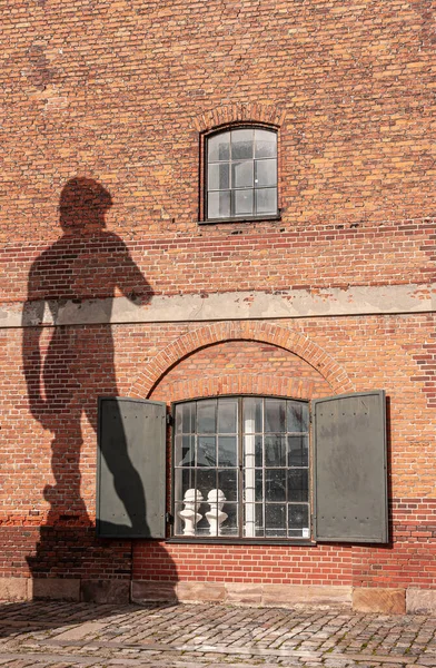 コペンハーゲン デンマーク 2010年9月13日 ミケランジェロデビッド グリーンのブロンズ像 赤レンガの歴史的倉庫正面に対する台座の影 — ストック写真