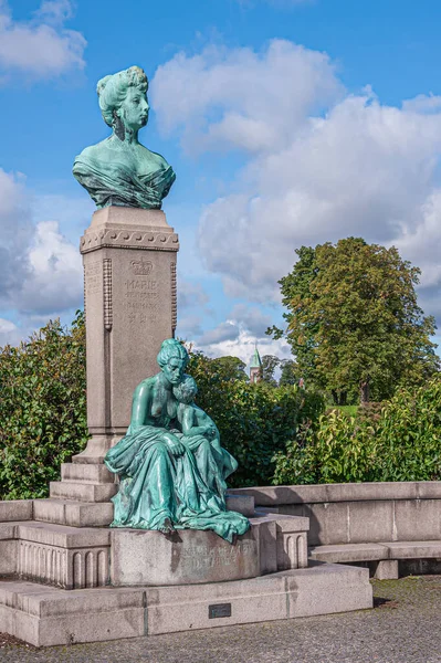 コペンハーゲン デンマーク 2010年9月13日 緑の葉を持つLangelinie庭で 青い雲の景色に対してオルレアン王女マリーのゲンブロンズ像 — ストック写真