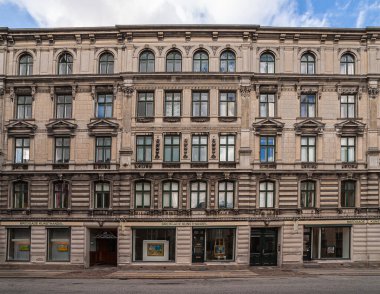 Kopenhag, Danimarka - 13 Eylül 2010: Bredgade Kunsthandel 'in kahverengi taş klasik cephesi, sanat galerisi ve sokak boyunca perakende satış