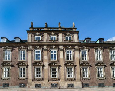 Kopenhag, Danimarka - 13 Eylül 2010: Kopenhag Esnaf Derneği rokoko mimarisi Bredgade 'de gri-kahverengi taş balıkçılığı ve mavi gökyüzü altında heykeller