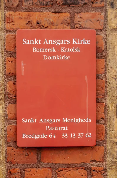 Kopenhagen Denemarken September 2010 Wit Rode Metalen Plaat Kerkbakstenen Muur — Stockfoto