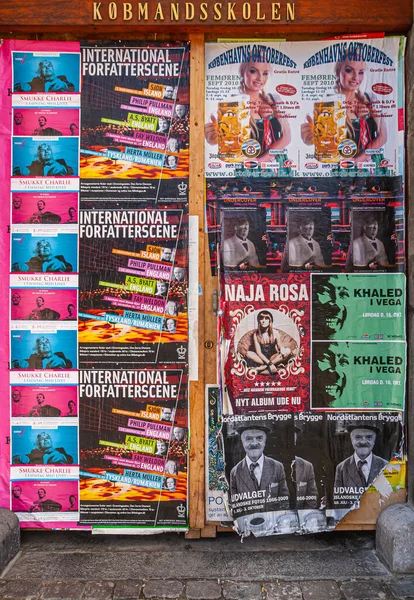 丹麦哥本哈根 2010年9月13日 商业学校墙上的活动海报上鲜艳的色彩 Kobmandsskolen 为Oktoberfest展示人和文字的图片 — 图库照片