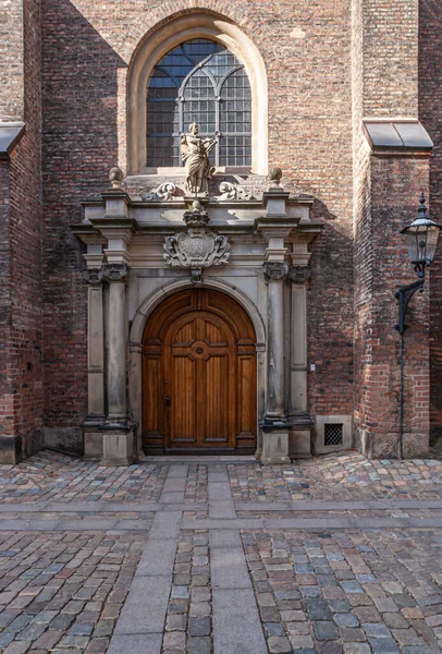 丹麦哥本哈根 2010年9月13日 圣彼得教堂入口 棕色木门 雕刻的柱子 顶部靠窗的使徒塑像 — 图库照片