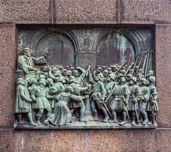 コペンハーゲン デンマーク 2010年9月13日 グレイフライアーズ教会におけるハンス タヴセンの礼拝の中断 ビスペトロフ広場における宗教改革記念オベリスクに関する緑の青銅製レリーフ — ストック写真