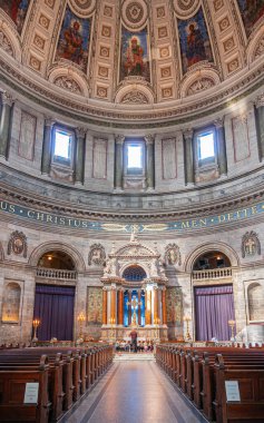 Kopenhag, Danimarka - 13 Eylül 2010: Frederiks 'in içinde sunağın üzerinde büyük altın haç ya da kahverengi bankların üzerinde nave altından görülen dev kubbenin altında marmor kilise. Doğal ışık