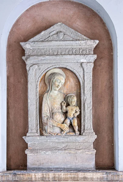 丹麦哥本哈根 2010年9月13日 麦当娜救济特写 位于圣安格尔基尔克天主教教堂 棕色背景的白色相框 耶稣贝西和玛丽的母亲略带色彩 — 图库照片