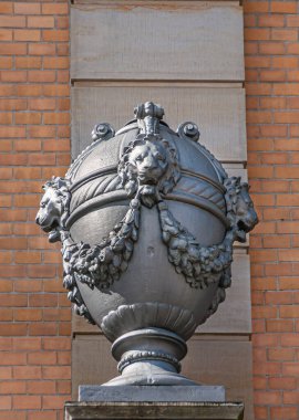 Kopenhag, Danimarka - 13 Eylül 2010: The Great Northern Telegraph Company 'nin Kongens Nytorv Meydanı' na ön cephe inşaatı için bronz vazo heykeli