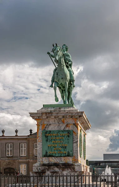 丹麦哥本哈根 2010年9月13日 Amalienborg Square 弗列斯克五世青铜马术雕像在灰色云彩下的大理石基座上的前部特写 喷泉和后面的歌剧 — 图库照片