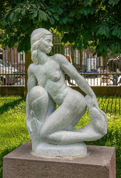 丹麦哥本哈根 2010年9月13日 科根斯公园的白色大理石裸体女神像 设置在绿色花园 后边的街景已经消失了 — 图库照片