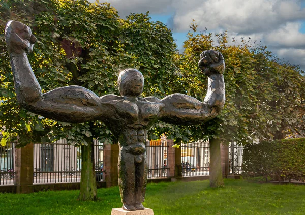 丹麦哥本哈根 2010年9月13日 康根斯 哈斯铜像 Kongens Have 一个强壮的男性雕像 有巨大的肌肉手臂 背景为绿绿的草坪 后边的街景已经消失了 — 图库照片