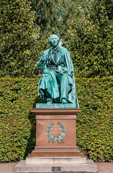 丹麦哥本哈根 2010年9月13日 克里斯蒂安 安德森 Hans Christian Andersen 绿色青铜雕像 镶嵌在Kongens Have 免版税图库照片