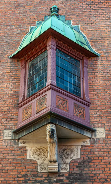 2010年 平成22年 9月13日 デンマーク コペンハーゲン市ラルスレー通りにある聖ペトリ看護院の梁台に支えられた緑の青銅製屋根バルコニー付ガラス閉鎖 — ストック写真
