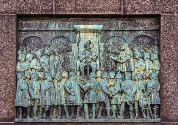 2010年9月13日デンマーク コペンハーゲン クリスチャン3世がビセポルブ広場における正面宗教改革記念オベリスクに関するデンマークの緑の青銅製レリーフの改革を確認 — ストック写真
